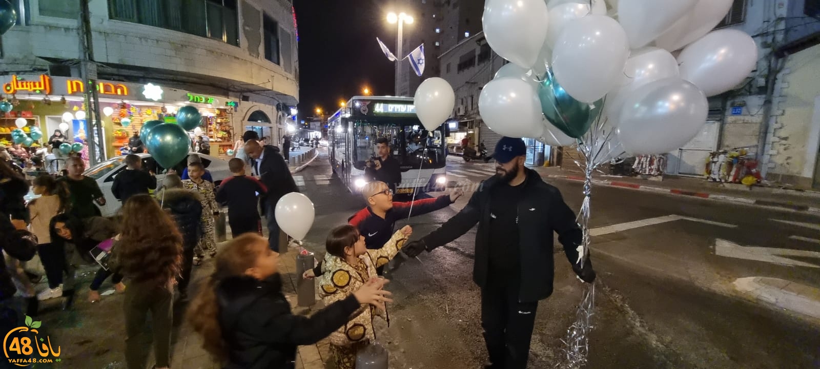  فيديو: بمناسبة حلول رمضان - توزيع الحلوى والهدايا على المارة في شارع ييفت بيافا